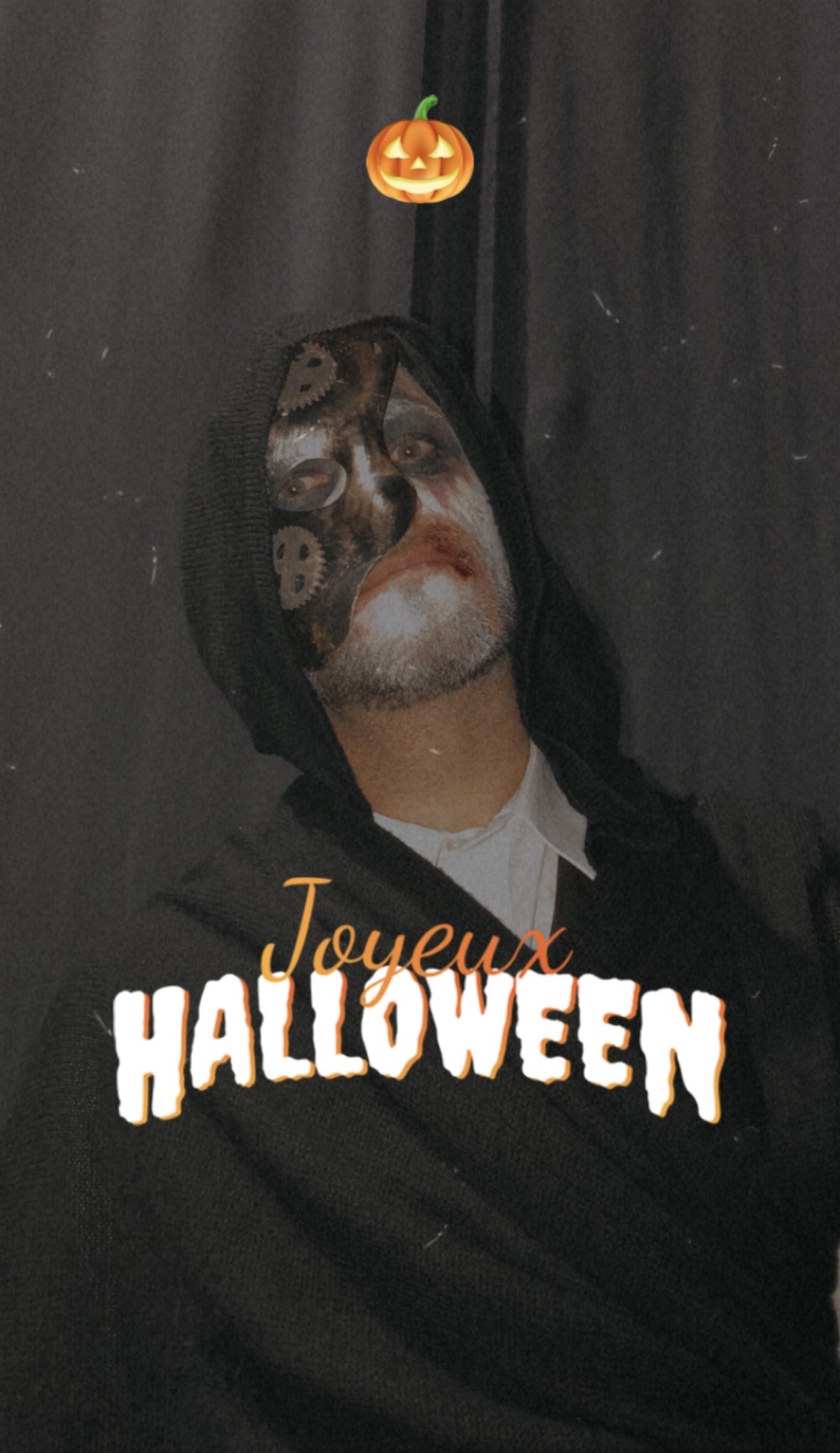 Maquillage artistique d'Halloween, visage mi-crâne mi-mécanique