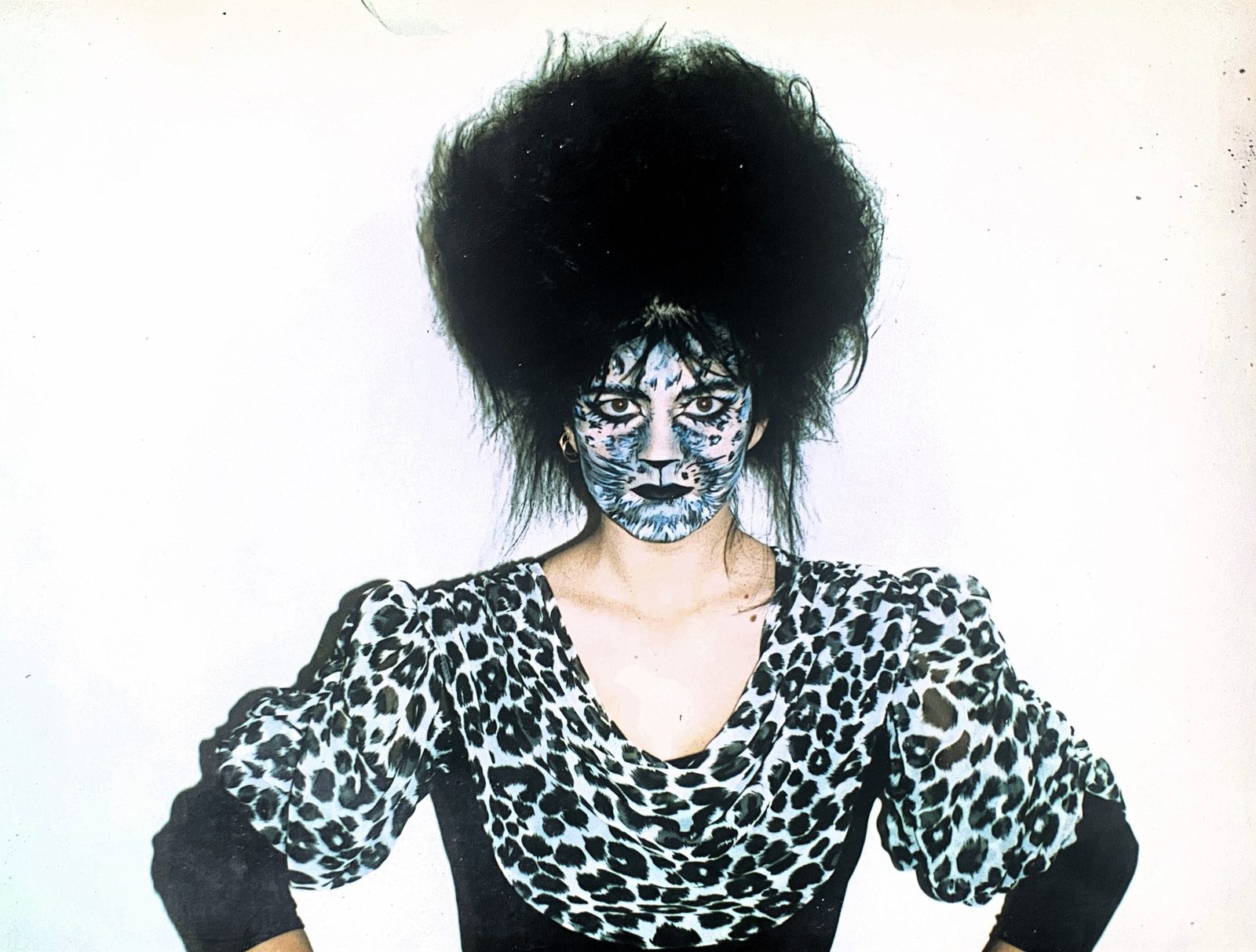 Maquillage artistique félin, visage peint aux motifs de léopard