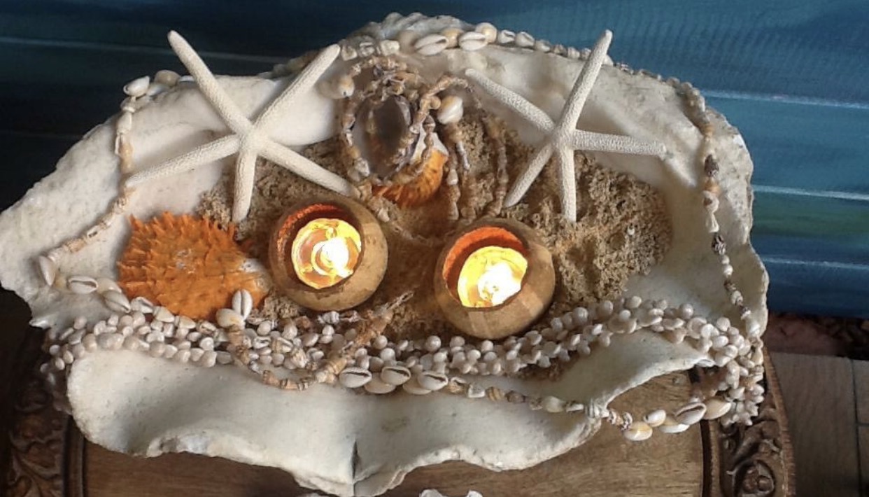 Coquillage décoré de bougies et d'étoiles de mer