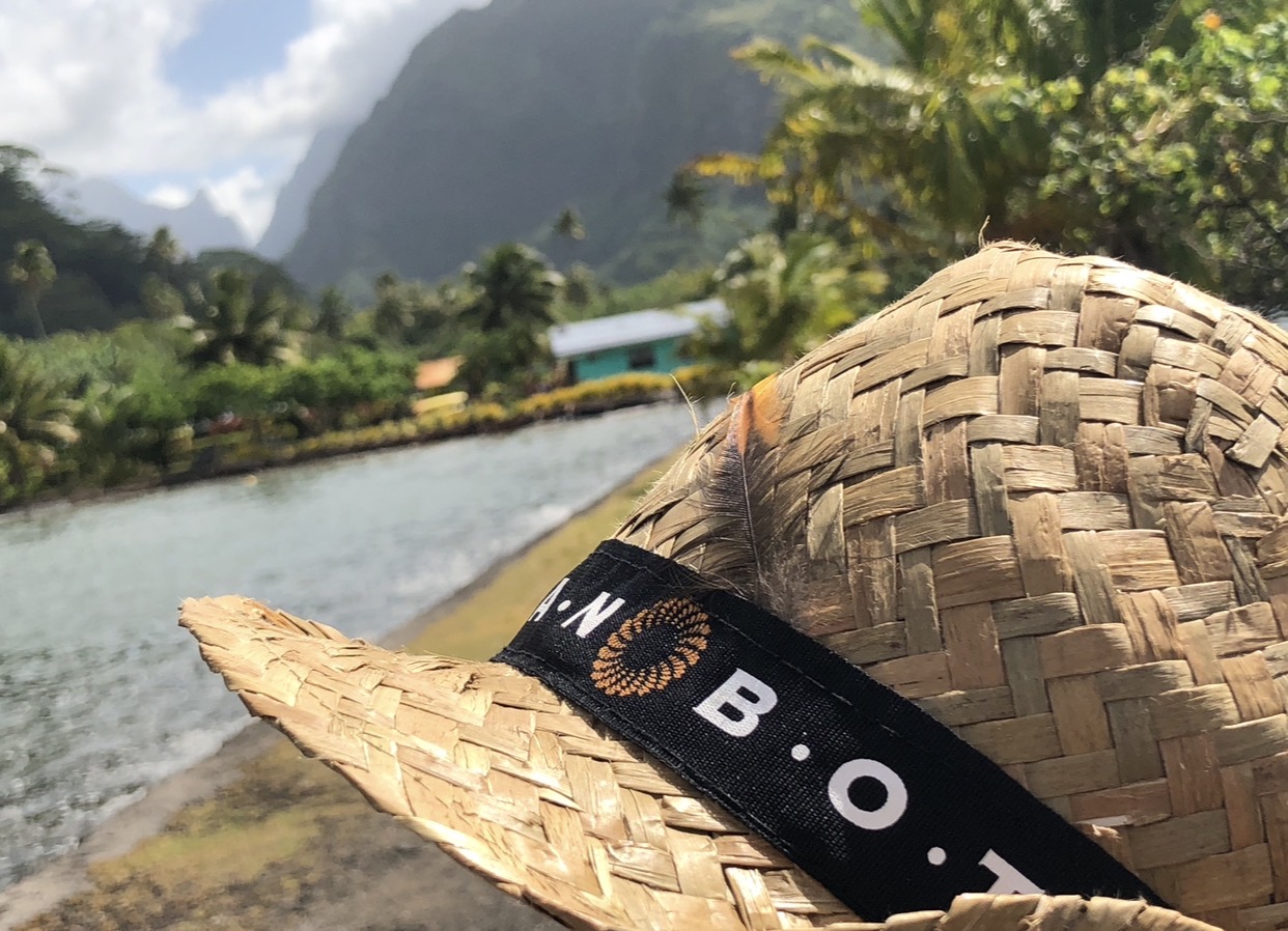 Chapeau de paille Botan face au lagon