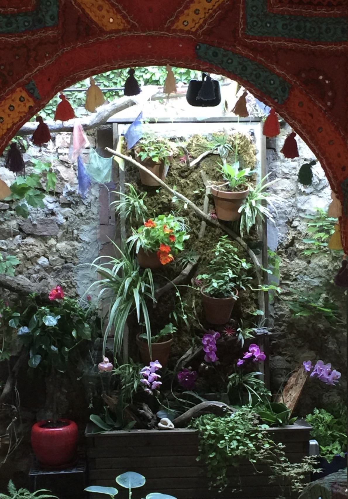 Le jardin intérieur de l'institut, vu sous l'arche
