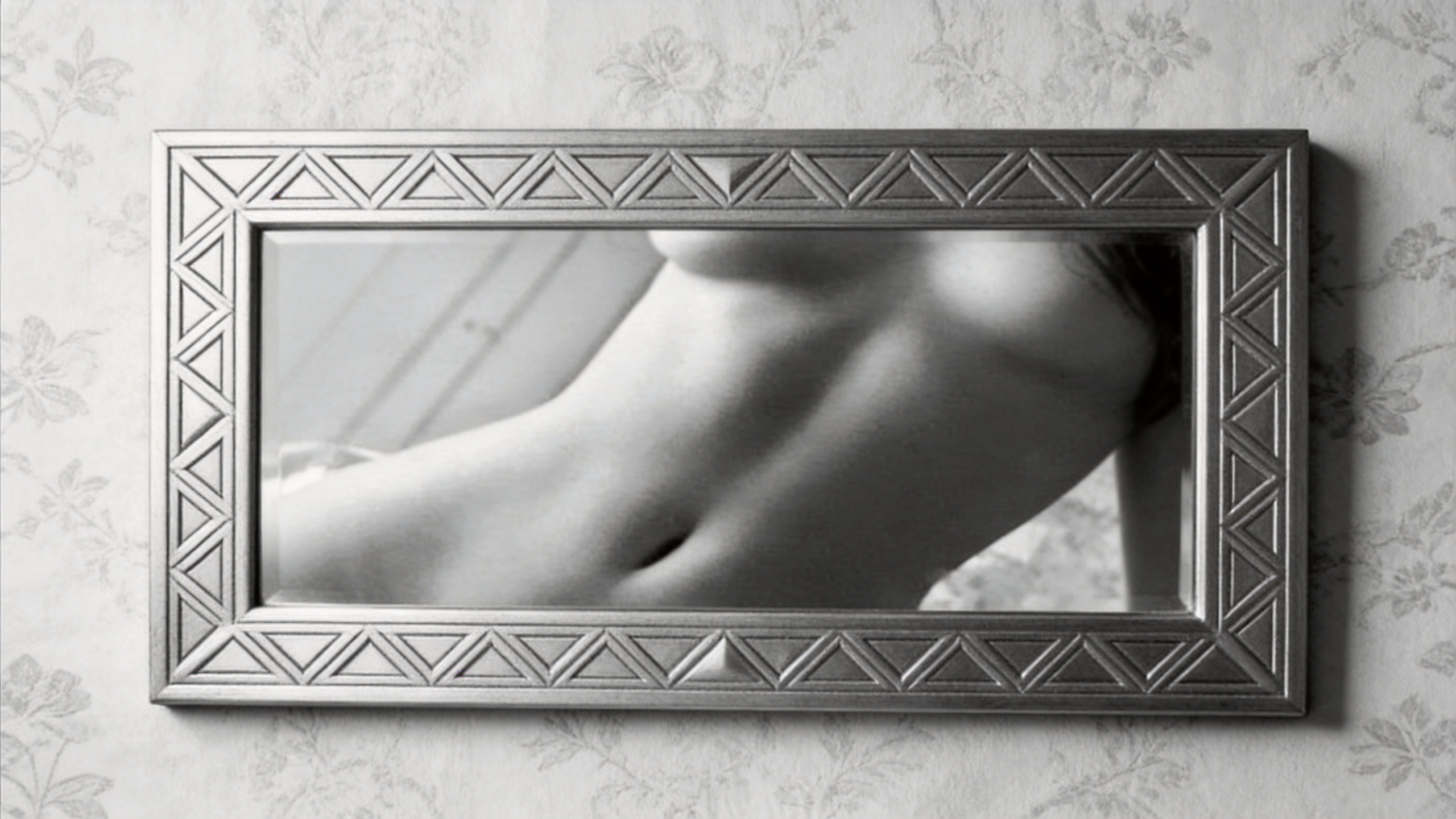 Miroir ancien reflétant une silhouette, noir et blanc