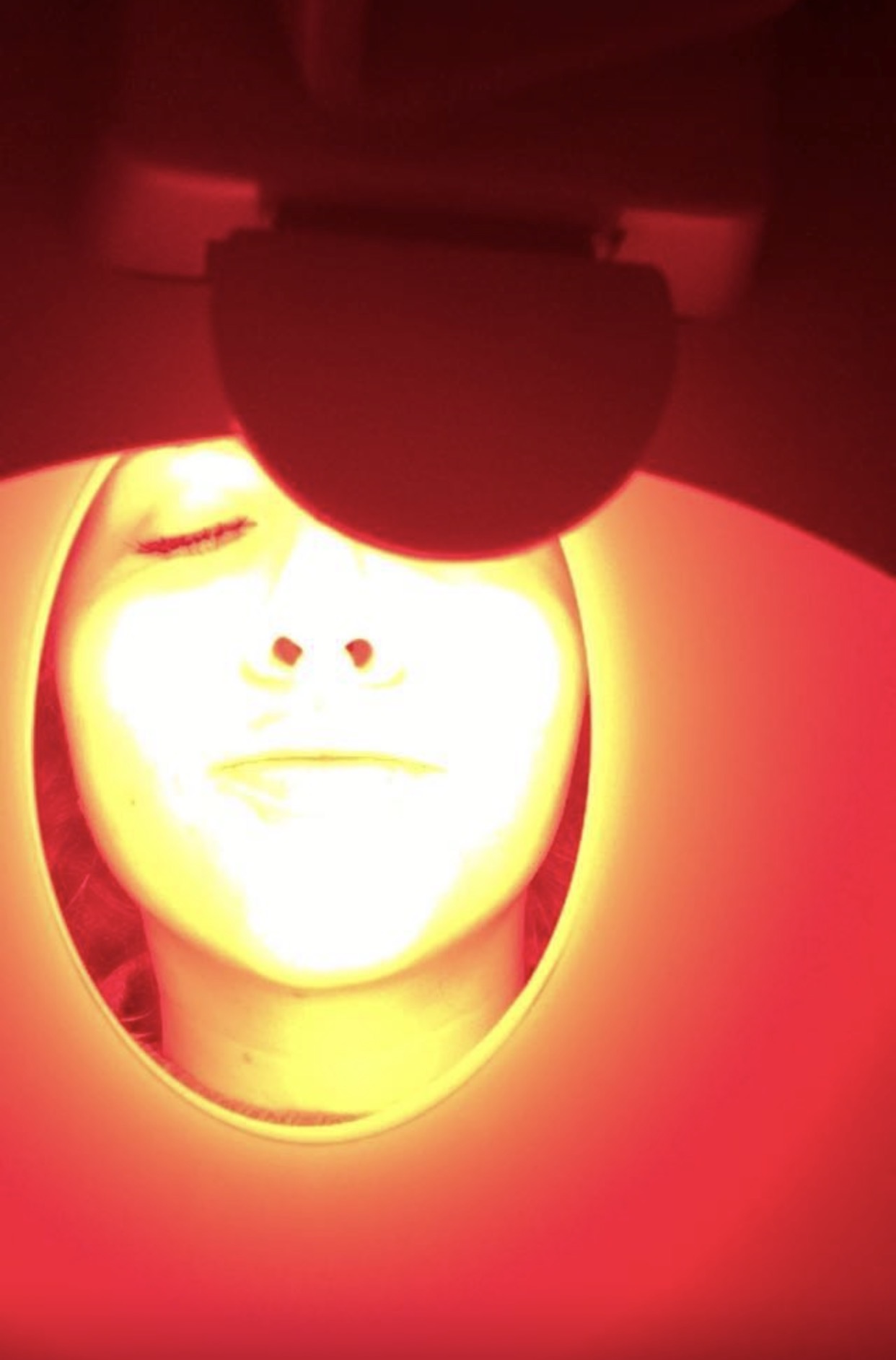 Soin de lumière LED sur le visage d'une adolescente