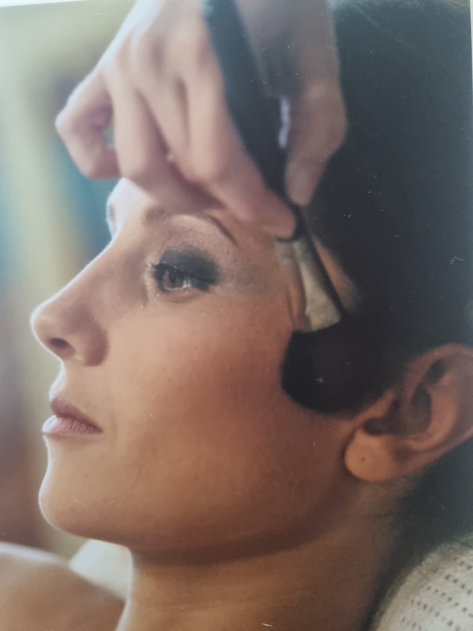 Application du maquillage au pinceau, travail du regard