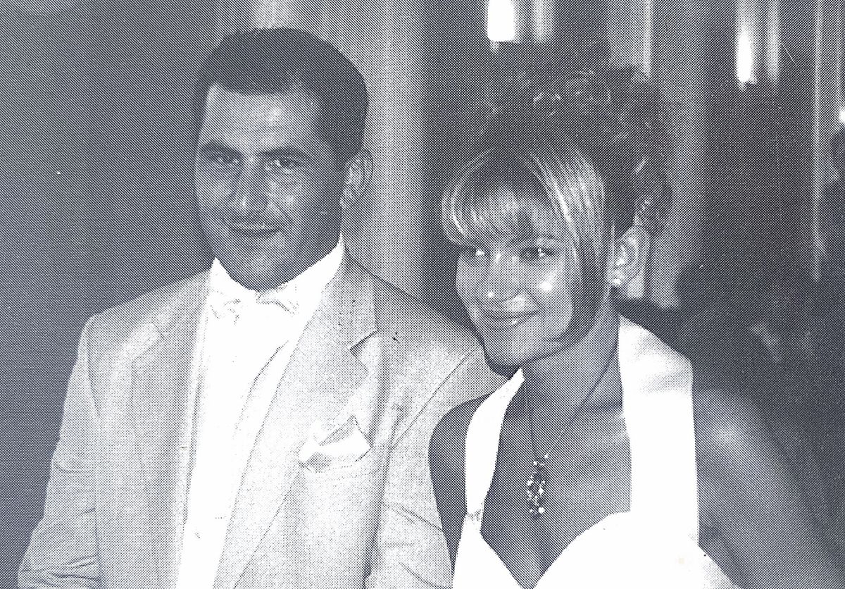 Couple en tenue de cérémonie, photographie ancienne en noir et blanc