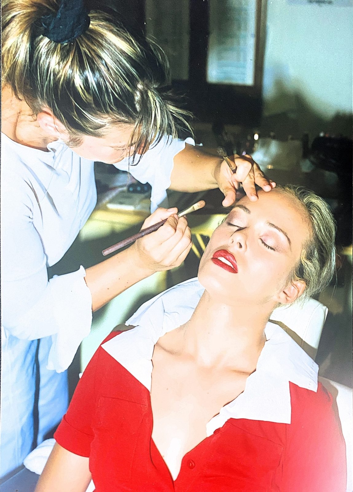 Mise en beauté d'un modèle en coulisses, application au pinceau